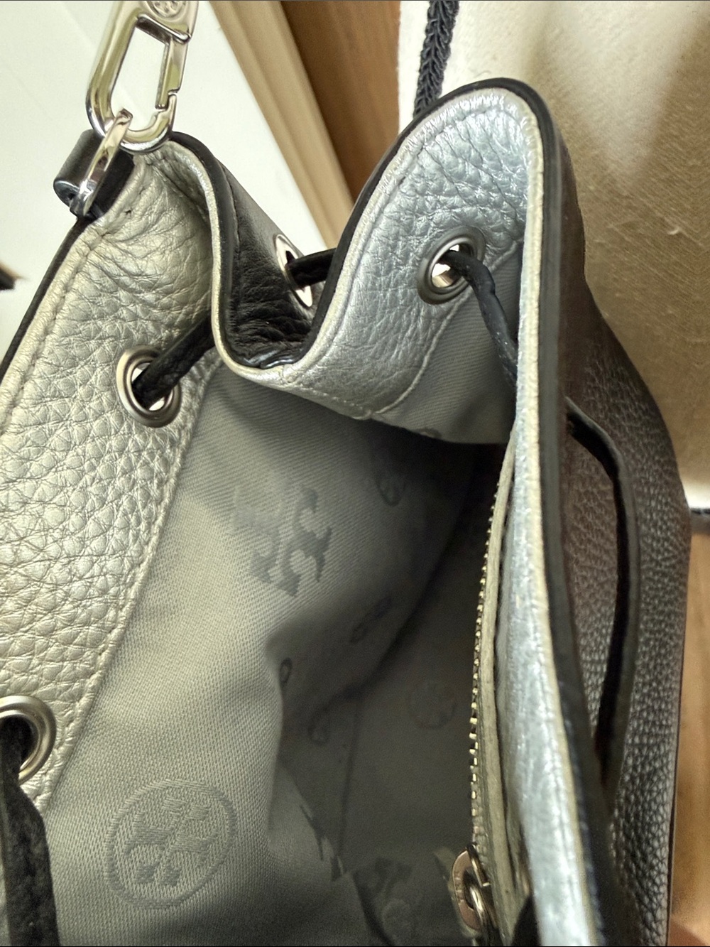 Tory Burch Thea Black Pebbled Leather Tassel Drawstring Mini Crossbody Wallet - Picture 5 of 11